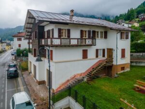 Appartamento con locali commerciali in centro a Frassenè