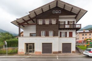 Casa Gurekian con due appartamenti e negozi