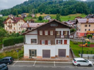 Appartamento con locale commerciale a Frassenè