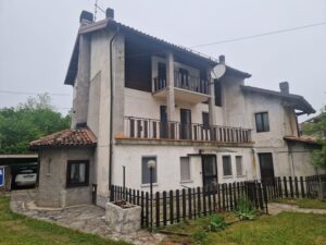 Casa singola abitabile con scoperto