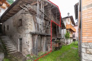 Porzio tabià rustico da ristrutturare in centro paese