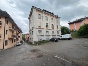 Opportunity: entire building to renovate. Unique investment near the center and station.