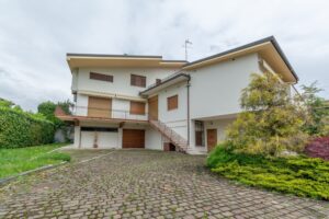 Casa singola con due appartamenti indipendenti e scoperto di proprietà