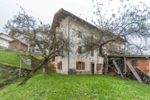 Porzione indipendente con giardino privato e fienile
