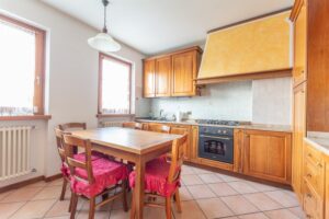 Bifamiliare con 3 camere, stube, fotovoltaico e porzione da rinnovare accanto. 15.000mq di terreno.