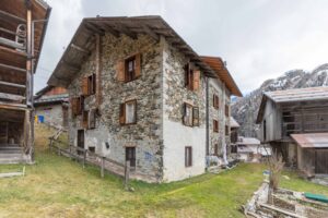 Villetta da ristrutturare con box auto incluso a Gares