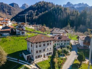 Casa singola in pietra da ristrutturare a Cugnago