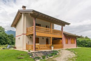 Villetta singola di recente costruzione e ampio terreno circostante
