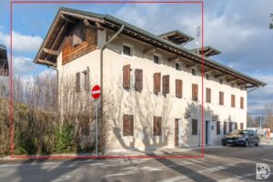 Porzione di casa da ristrutturare con corte propria