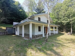 Casa indipendente con 2 camere e ampio terreno privato. Ideale come casa vacanze o rifugio di pace.