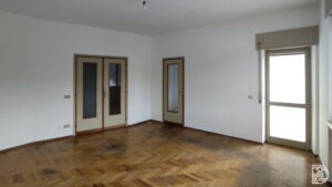 4th Floor Apartment with Elevator: 3 Bedrooms, Bathroom, and Garage. Great Size to Customize!