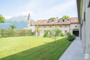 Porzione ristrutturata in prestigiosa villa storica: 3 camere, 3 bagni, studio, garage e verde.