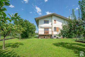 Casa indipendente e terreno edificabile! Ampi spazi esterni e ottime potenzialità in zona tranquilla